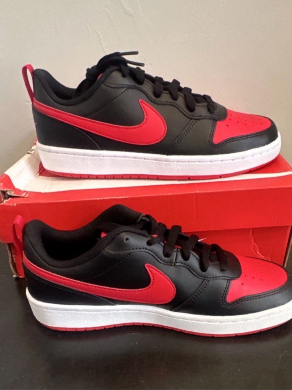 Nike Kids Black and Red Low-Top Sneakers
